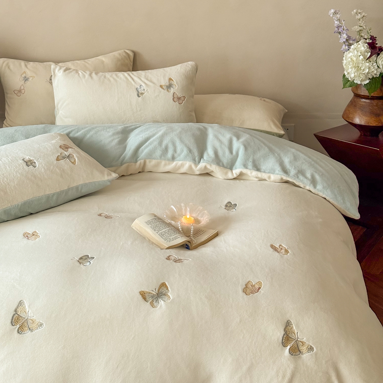 91家纺网 家纺一手货源 找家纺 FORTWO家纺原创设计（FOR TWO家纺） 2025新款230克牛奶绒蝴蝶刺绣四件套-星辰 （券前）基础价不低于小号208元，中号258元，大号298元 会员-10 星辰-白