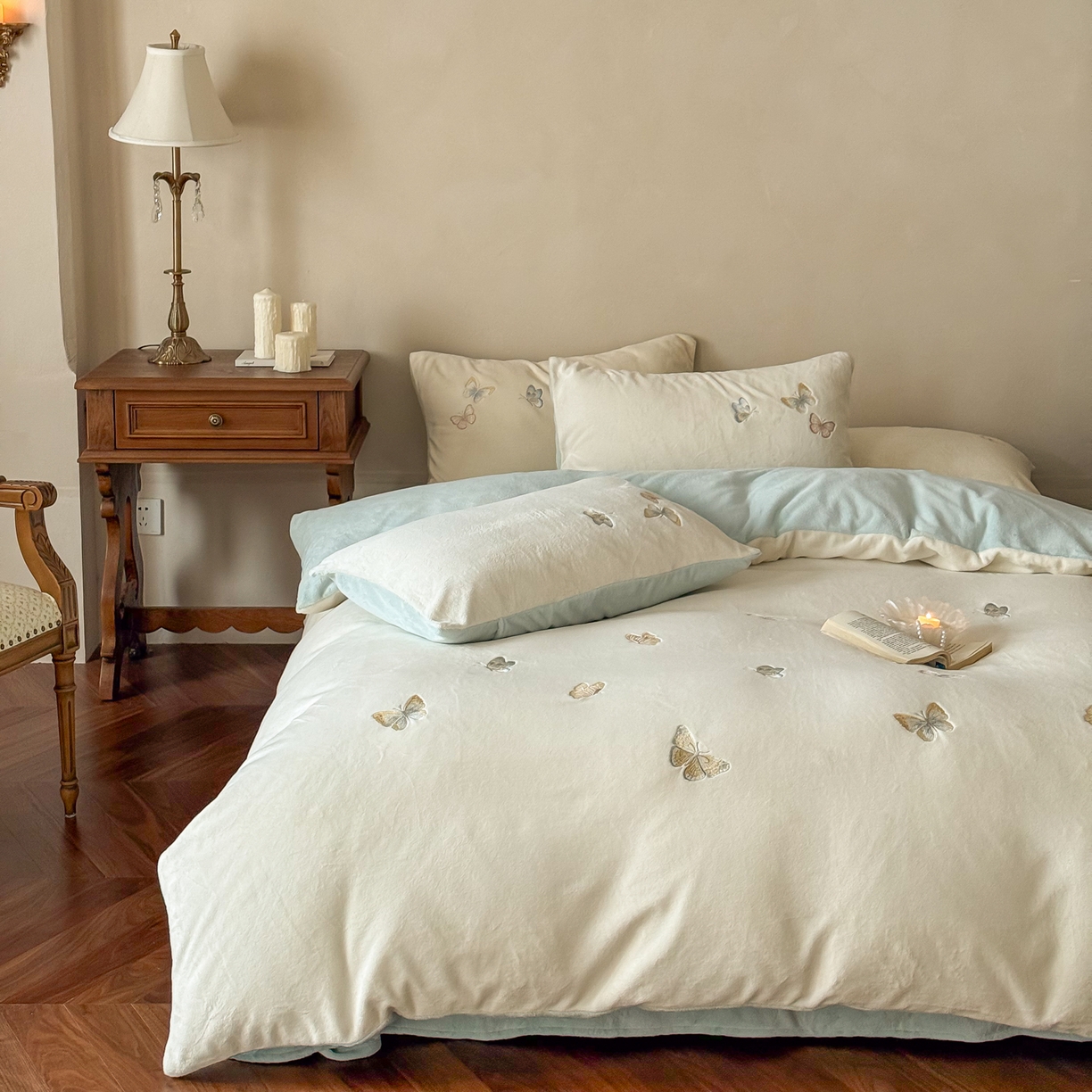 91家纺网 家纺一手货源 找家纺 （总）FORTWO家纺原创设计（FOR TWO家纺） 2025新款230克牛奶绒蝴蝶刺绣四件套-星辰 （券前）基础价不低于小号208元，中号258元，大号298元 会员-10