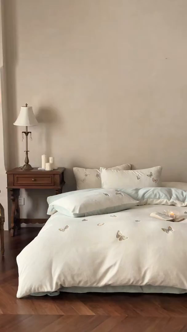 91家纺网 家纺一手货源 找家纺 FORTWO家纺原创设计（FOR TWO家纺） 2025新款230克牛奶绒蝴蝶刺绣四件套-星辰 （券前）基础价不低于小号208元，中号258元，大号298元 会员-10 星辰-白