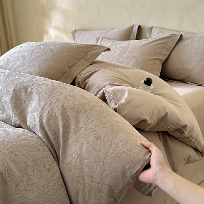 91家纺网 家纺一手货源 找家纺 禾时 2025新款轻奢高支浮雕立体提花床盖款四件套 威廉（咖）