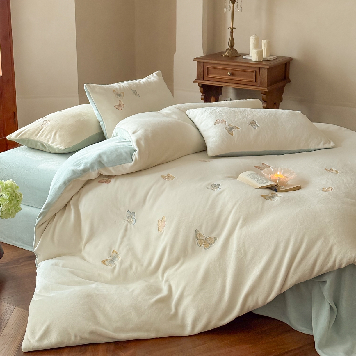 91家纺网 家纺一手货源 找家纺 FORTWO家纺原创设计（FOR TWO家纺） 2025新款230克牛奶绒蝴蝶刺绣四件套-星辰 （券前）基础价不低于小号208元，中号258元，大号298元 会员-10 星辰-白