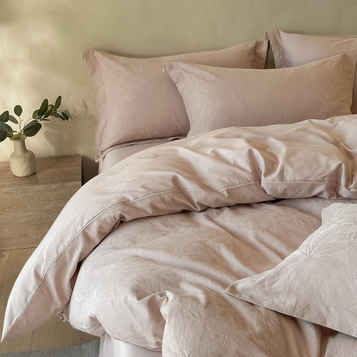 91家纺网 家纺一手货源 找家纺 禾时 2025新款轻奢高支浮雕立体提花床盖款四件套 威廉（藕粉）