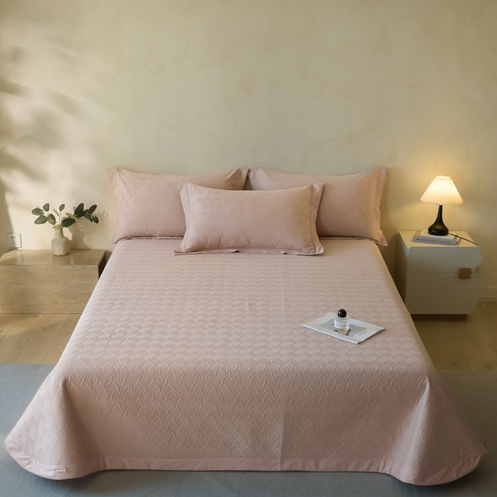 91家纺网 家纺一手货源 找家纺 禾时 2025新款轻奢高支浮雕立体提花床盖款四件套 威廉（藕粉）