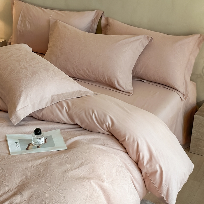 91家纺网 家纺一手货源 找家纺 禾时 2025新款轻奢高支浮雕立体提花床盖款四件套 威廉（藕粉）