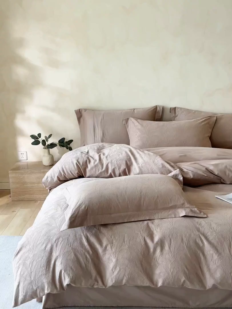 91家纺网 家纺一手货源 找家纺 禾时 2025新款轻奢高支浮雕立体提花床盖款四件套 威廉（藕粉）