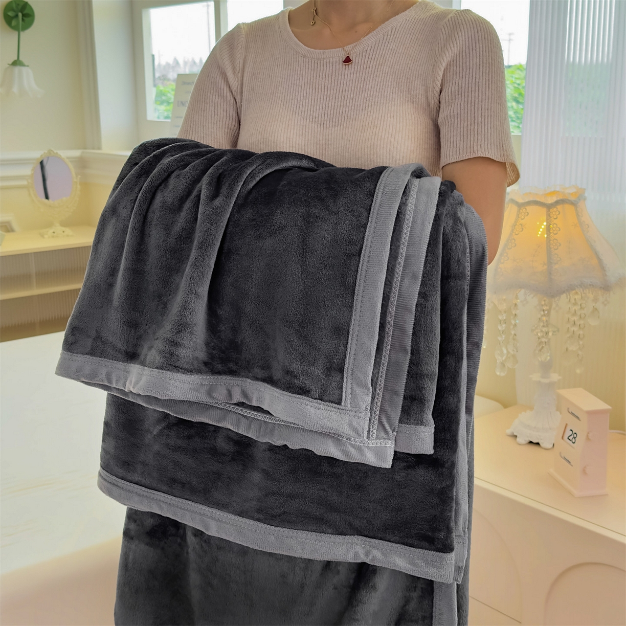 91家纺网 家纺一手货源 找家纺 （总）予梦家纺 2025新款320g高克重加厚法兰绒毛毯办公室午休毯