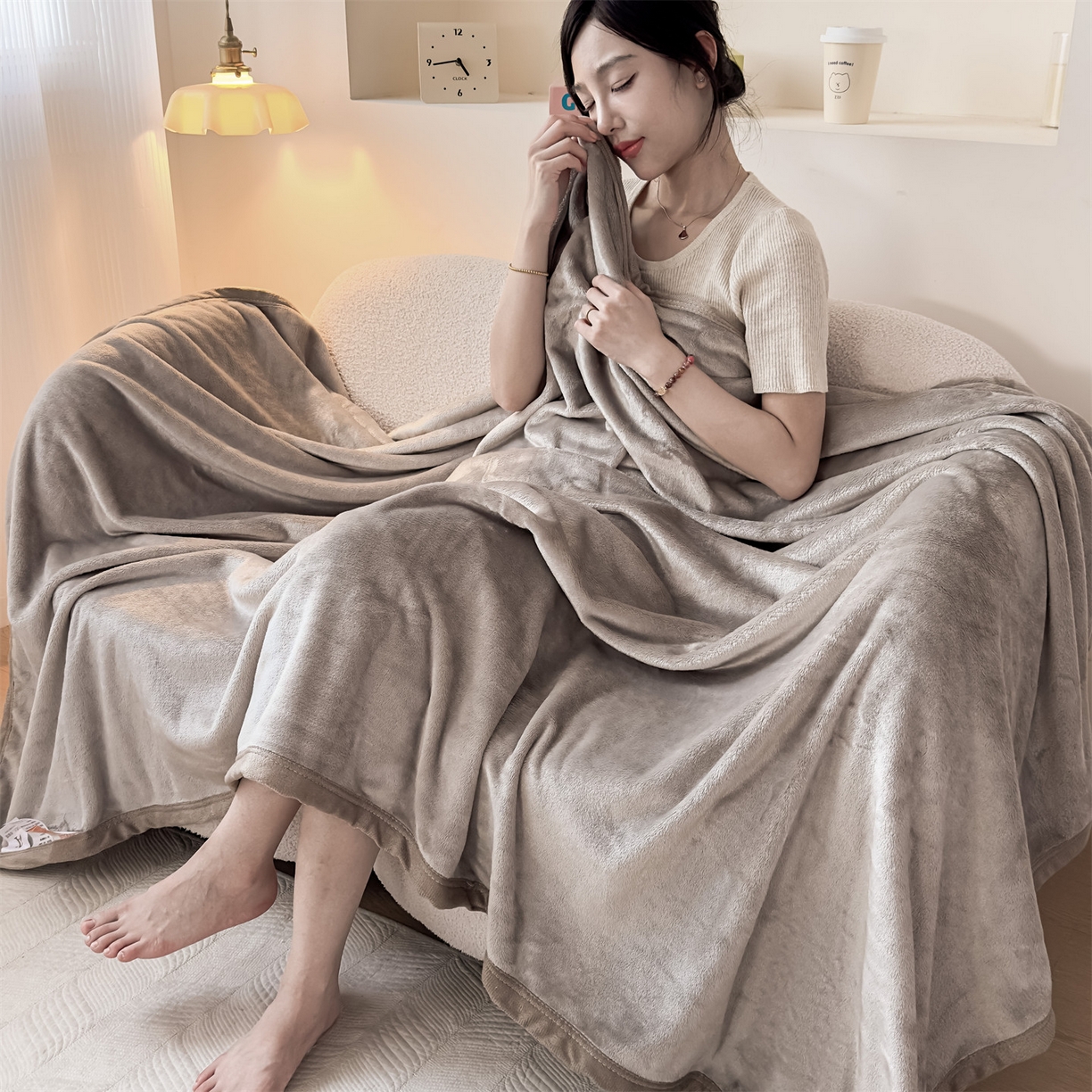 91家纺网 家纺一手货源 找家纺 （总）予梦家纺 2025新款320g高克重加厚法兰绒毛毯办公室午休毯