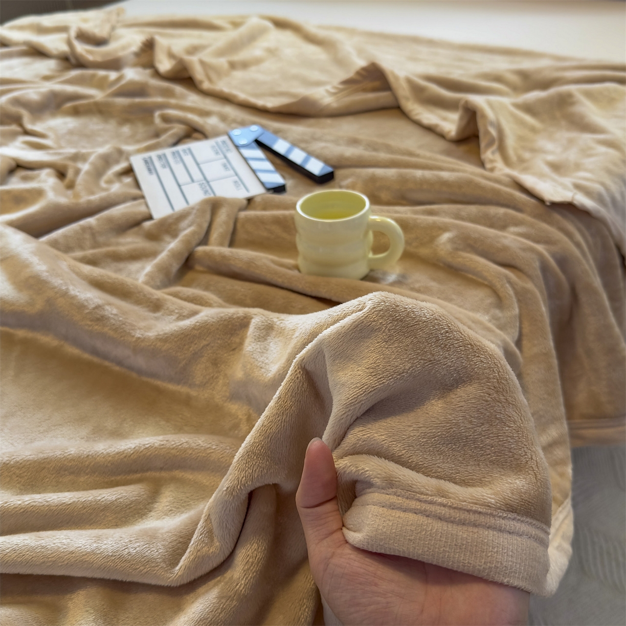 91家纺网 家纺一手货源 找家纺 予梦家纺 2025新款320g高克重加厚法兰绒毛毯办公室午休毯 奶茶驼