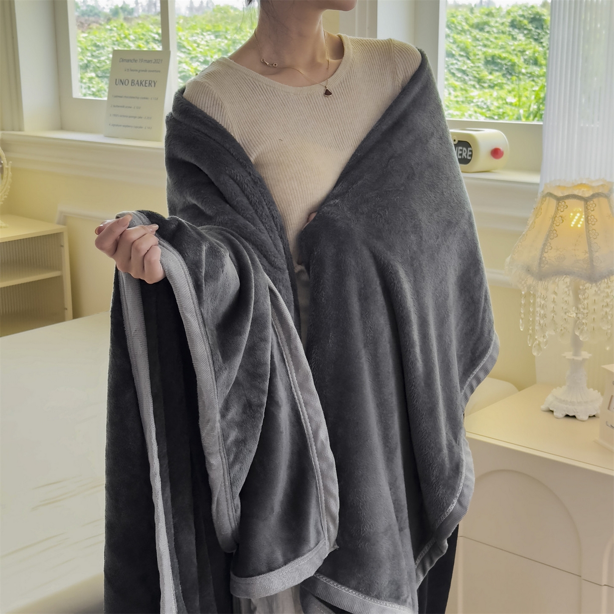 91家纺网 家纺一手货源 找家纺 予梦家纺 2025新款320g高克重加厚法兰绒毛毯办公室午休毯 星夜灰