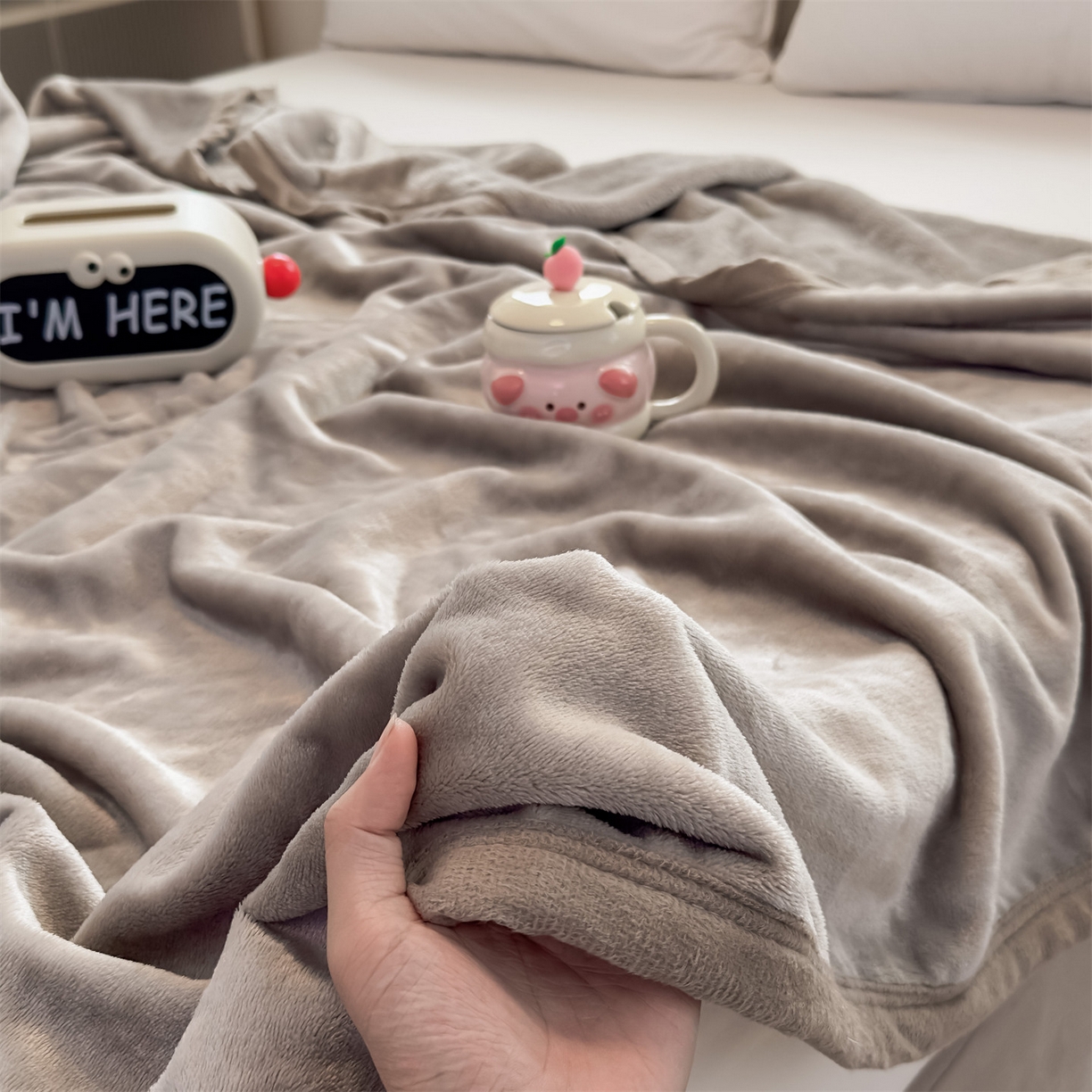 91家纺网 家纺一手货源 找家纺 予梦家纺 2025新款320g高克重加厚法兰绒毛毯办公室午休毯 风铃灰