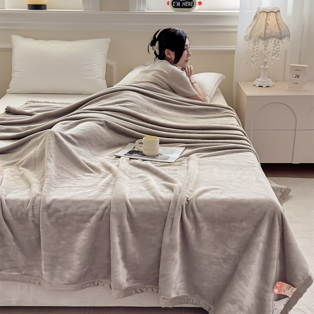 91家纺网 家纺一手货源 找家纺 予梦家纺 2025新款320g高克重加厚法兰绒毛毯办公室午休毯 风铃灰