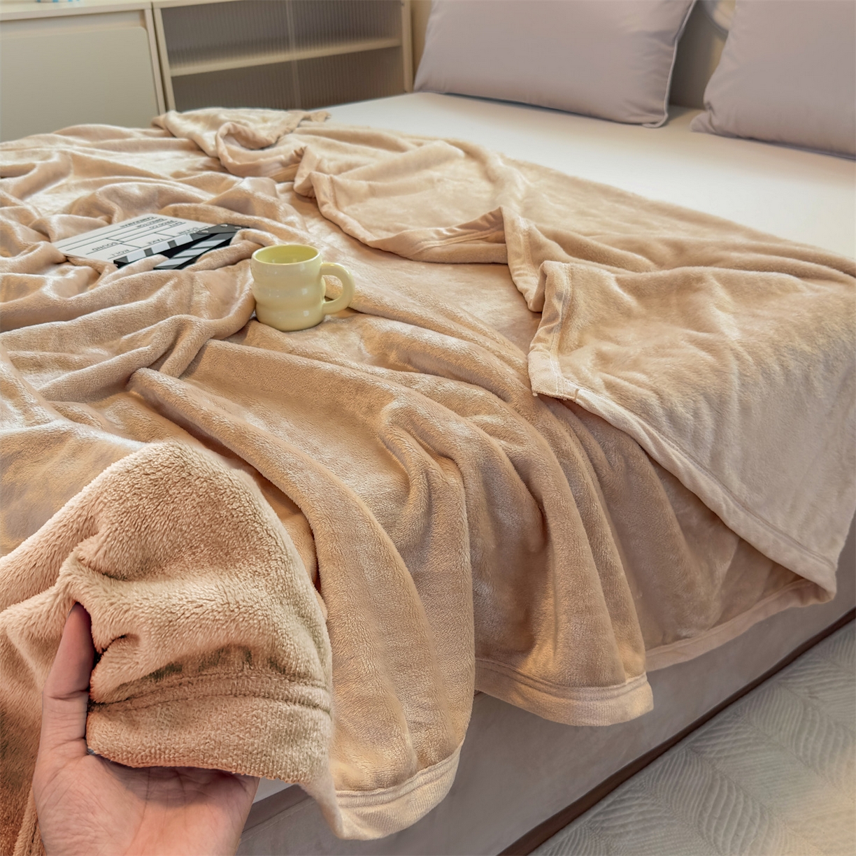 91家纺网 家纺一手货源 找家纺 予梦家纺 2025新款320g高克重加厚法兰绒毛毯办公室午休毯 奶茶驼