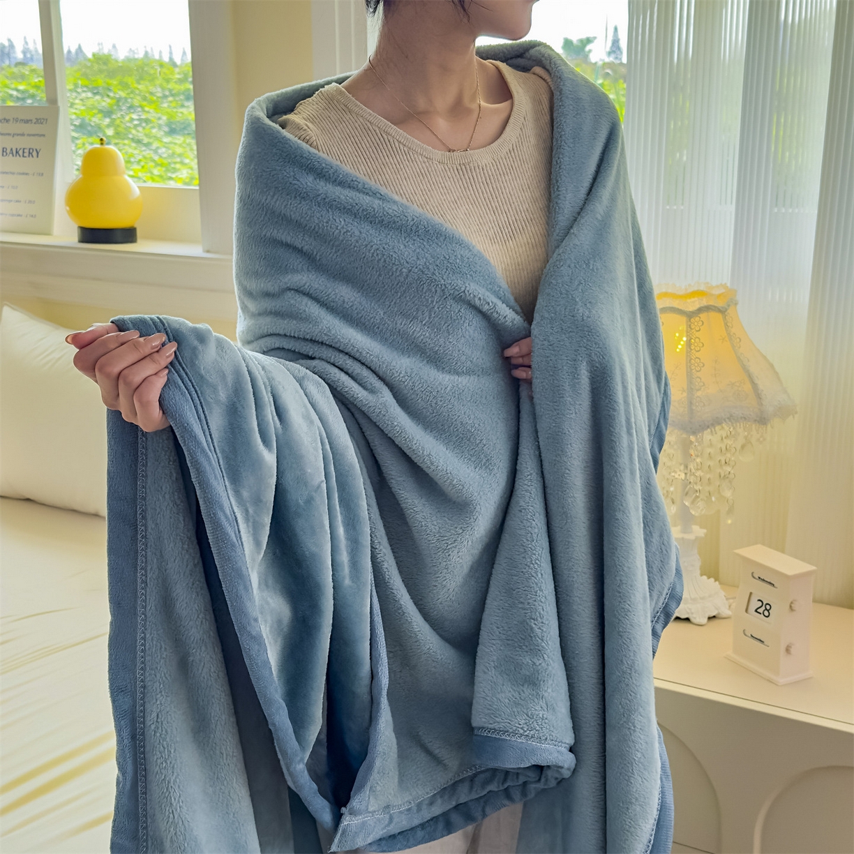 91家纺网 家纺一手货源 找家纺 予梦家纺 2025新款320g高克重加厚法兰绒毛毯办公室午休毯 云山蓝