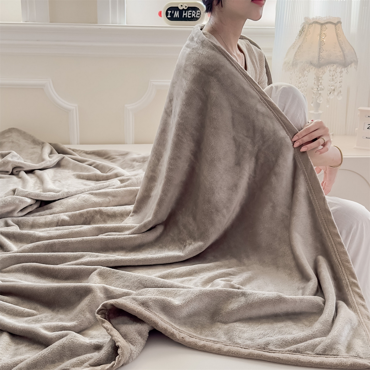 91家纺网 家纺一手货源 找家纺 予梦家纺 2025新款320g高克重加厚法兰绒毛毯办公室午休毯 风铃灰