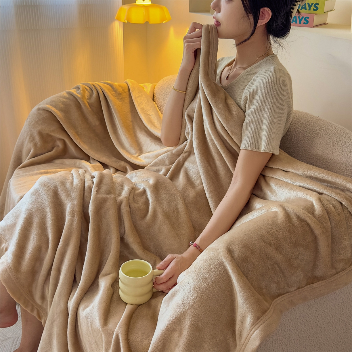 91家纺网 家纺一手货源 找家纺 予梦家纺 2025新款320g高克重加厚法兰绒毛毯办公室午休毯 奶茶驼