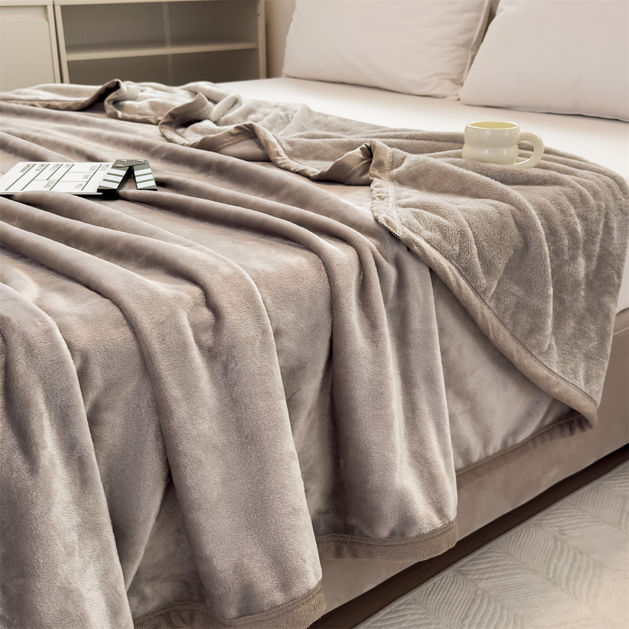 91家纺网 家纺一手货源 找家纺 予梦家纺 2025新款320g高克重加厚法兰绒毛毯办公室午休毯 风铃灰