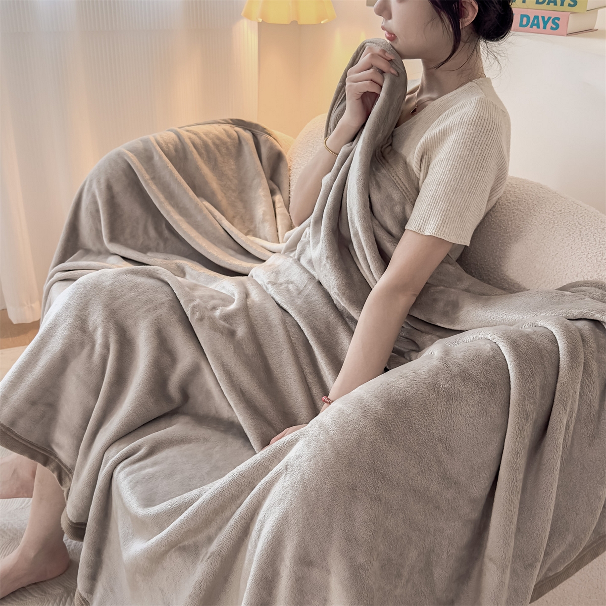 91家纺网 家纺一手货源 找家纺 予梦家纺 2025新款320g高克重加厚法兰绒毛毯办公室午休毯 风铃灰