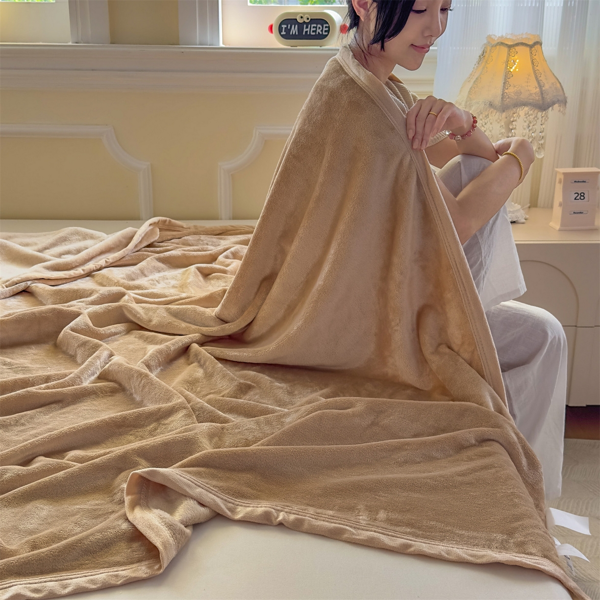 91家纺网 家纺一手货源 找家纺 予梦家纺 2025新款320g高克重加厚法兰绒毛毯办公室午休毯 奶茶驼