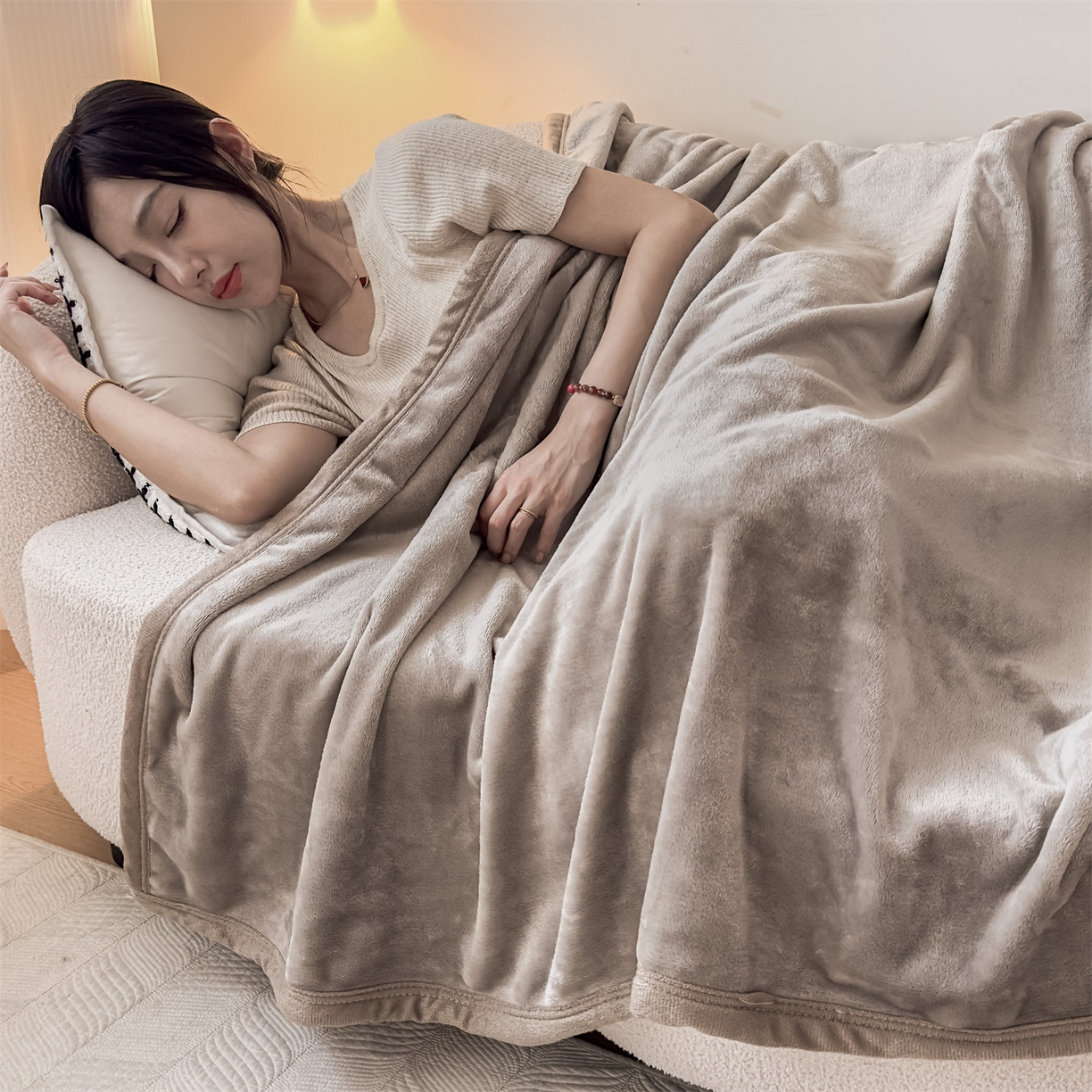 91家纺网 家纺一手货源 找家纺 予梦家纺 2025新款320g高克重加厚法兰绒毛毯办公室午休毯 风铃灰