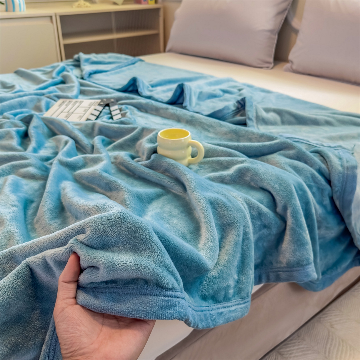 91家纺网 家纺一手货源 找家纺 予梦家纺 2025新款320g高克重加厚法兰绒毛毯办公室午休毯 云山蓝