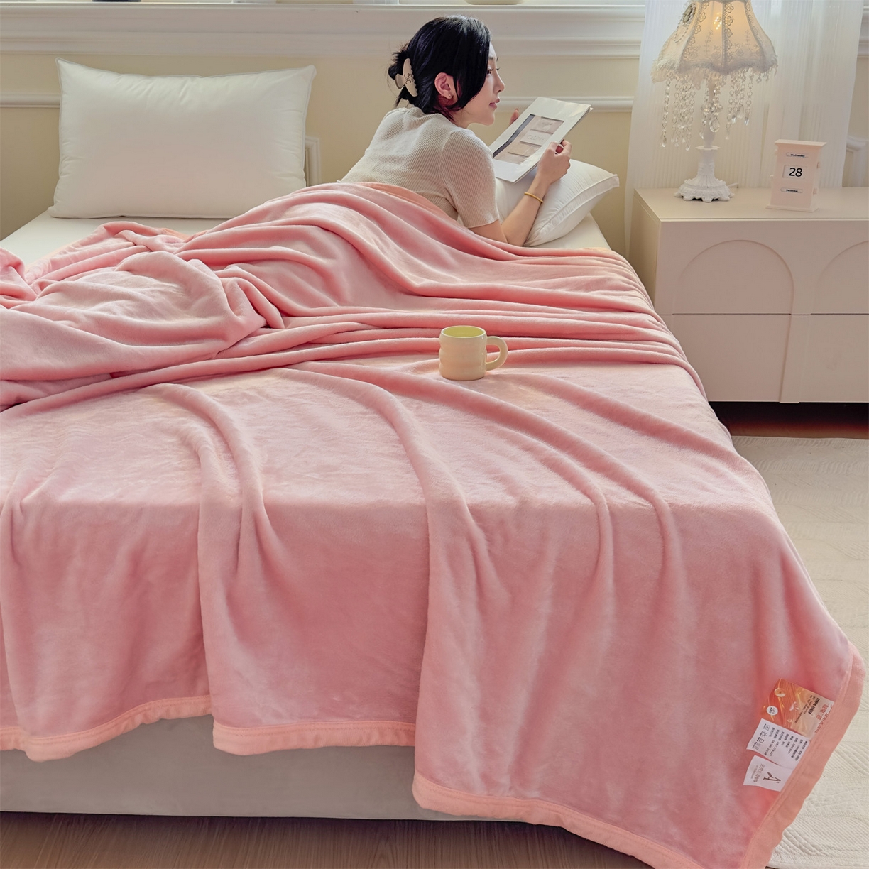 91家纺网 家纺一手货源 找家纺 予梦家纺 2025新款320g高克重加厚法兰绒毛毯办公室午休毯 少女粉