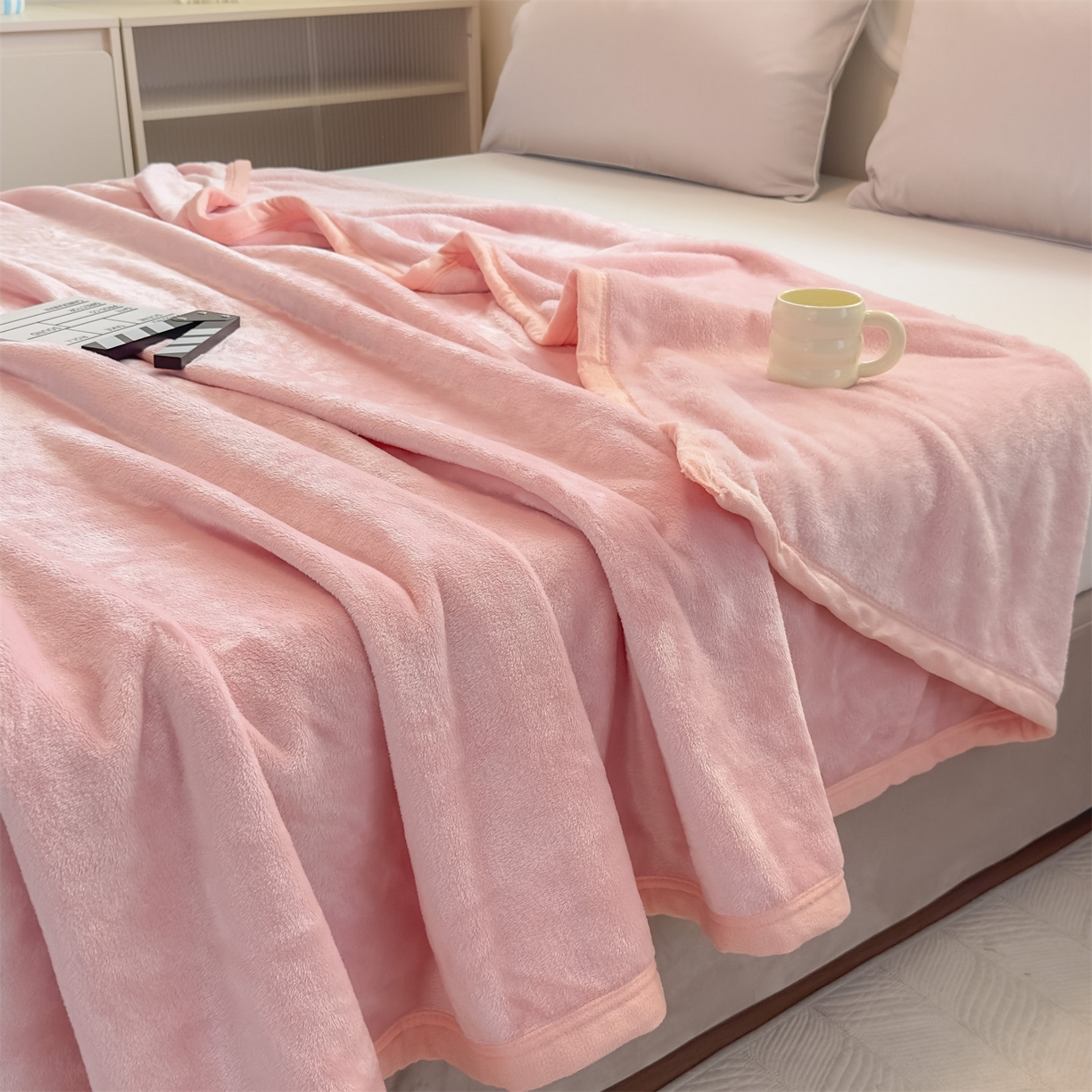 91家纺网 家纺一手货源 找家纺 予梦家纺 2025新款320g高克重加厚法兰绒毛毯办公室午休毯 少女粉