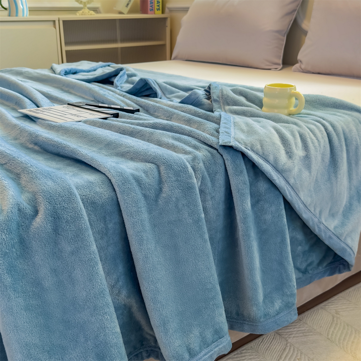 91家纺网 家纺一手货源 找家纺 予梦家纺 2025新款320g高克重加厚法兰绒毛毯办公室午休毯 云山蓝