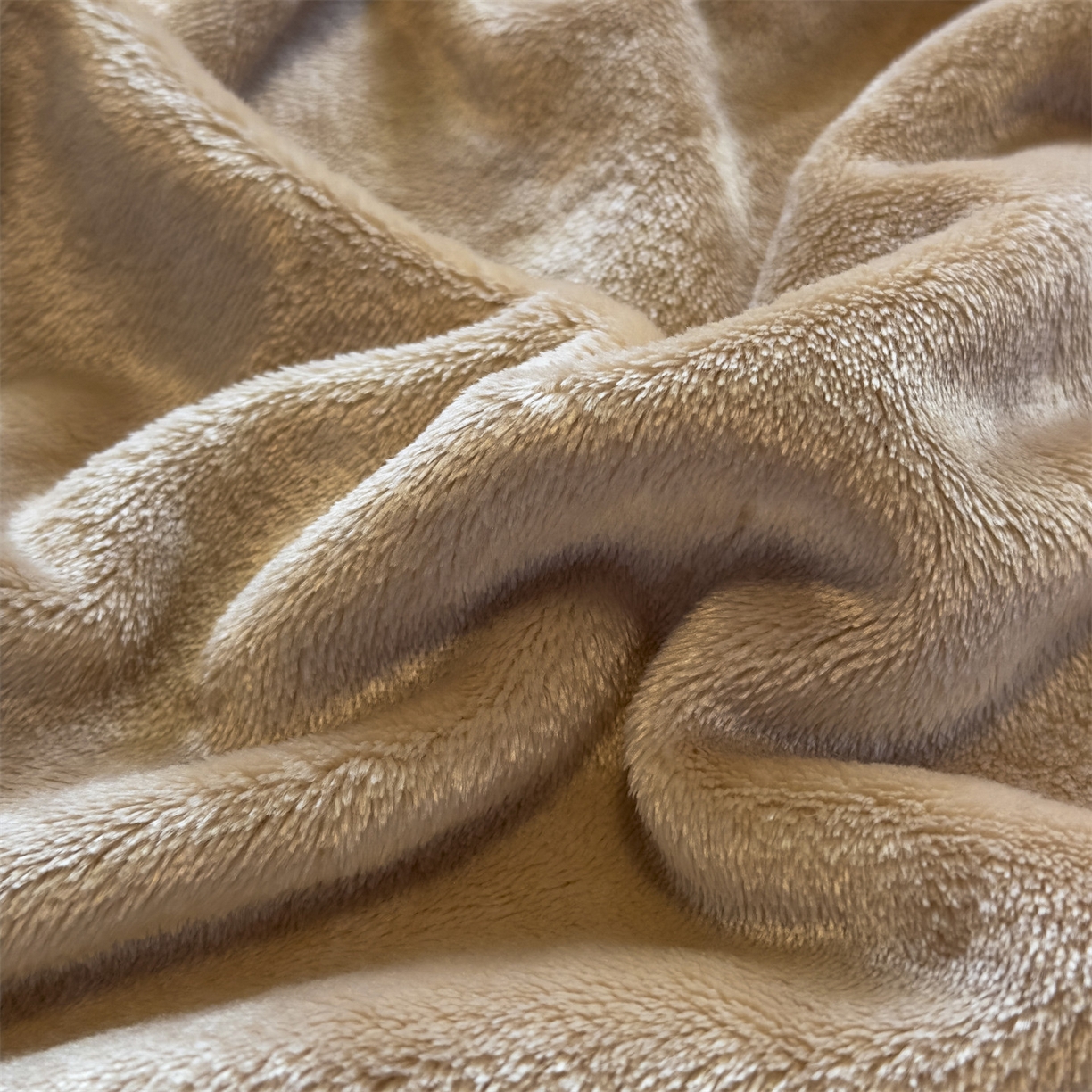 91家纺网 家纺一手货源 找家纺 予梦家纺 2025新款320g高克重加厚法兰绒毛毯办公室午休毯 奶茶驼