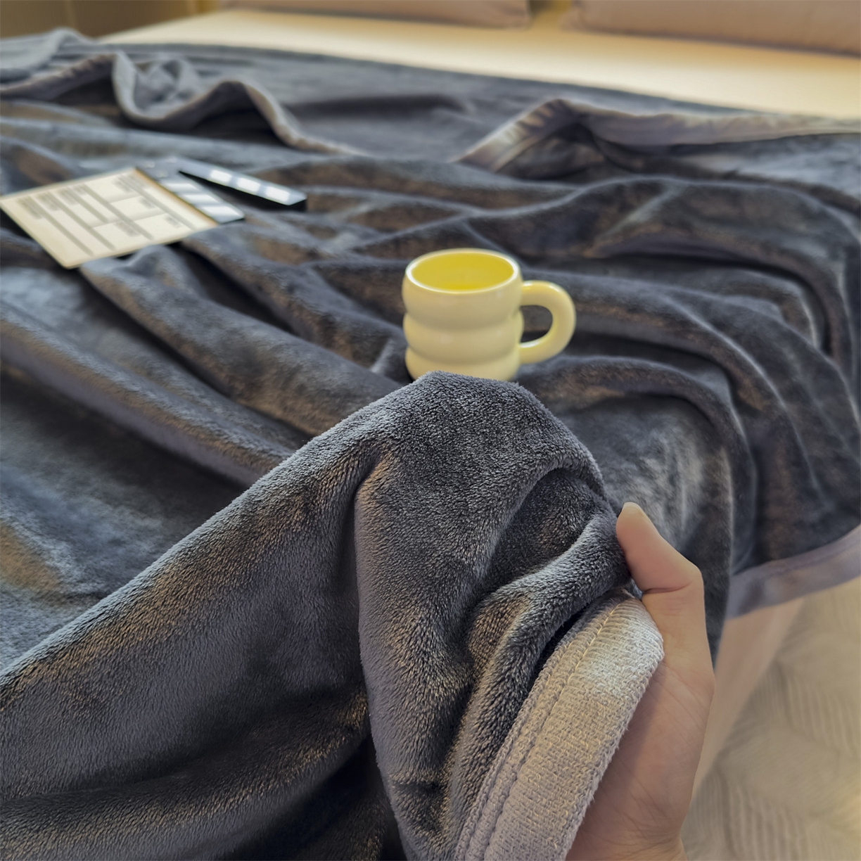 91家纺网 家纺一手货源 找家纺 予梦家纺 2025新款320g高克重加厚法兰绒毛毯办公室午休毯 星夜灰