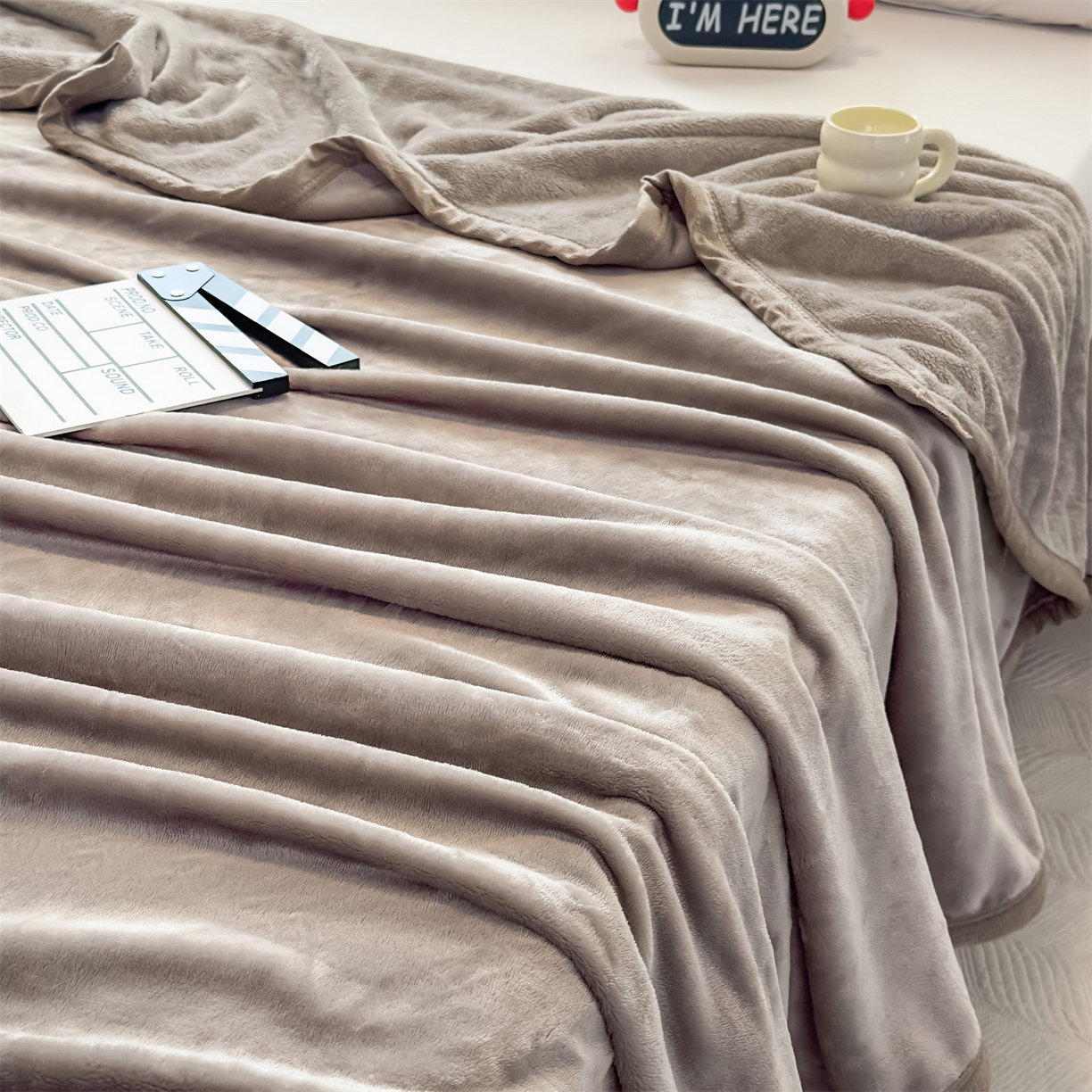 91家纺网 家纺一手货源 找家纺 予梦家纺 2025新款320g高克重加厚法兰绒毛毯办公室午休毯 风铃灰