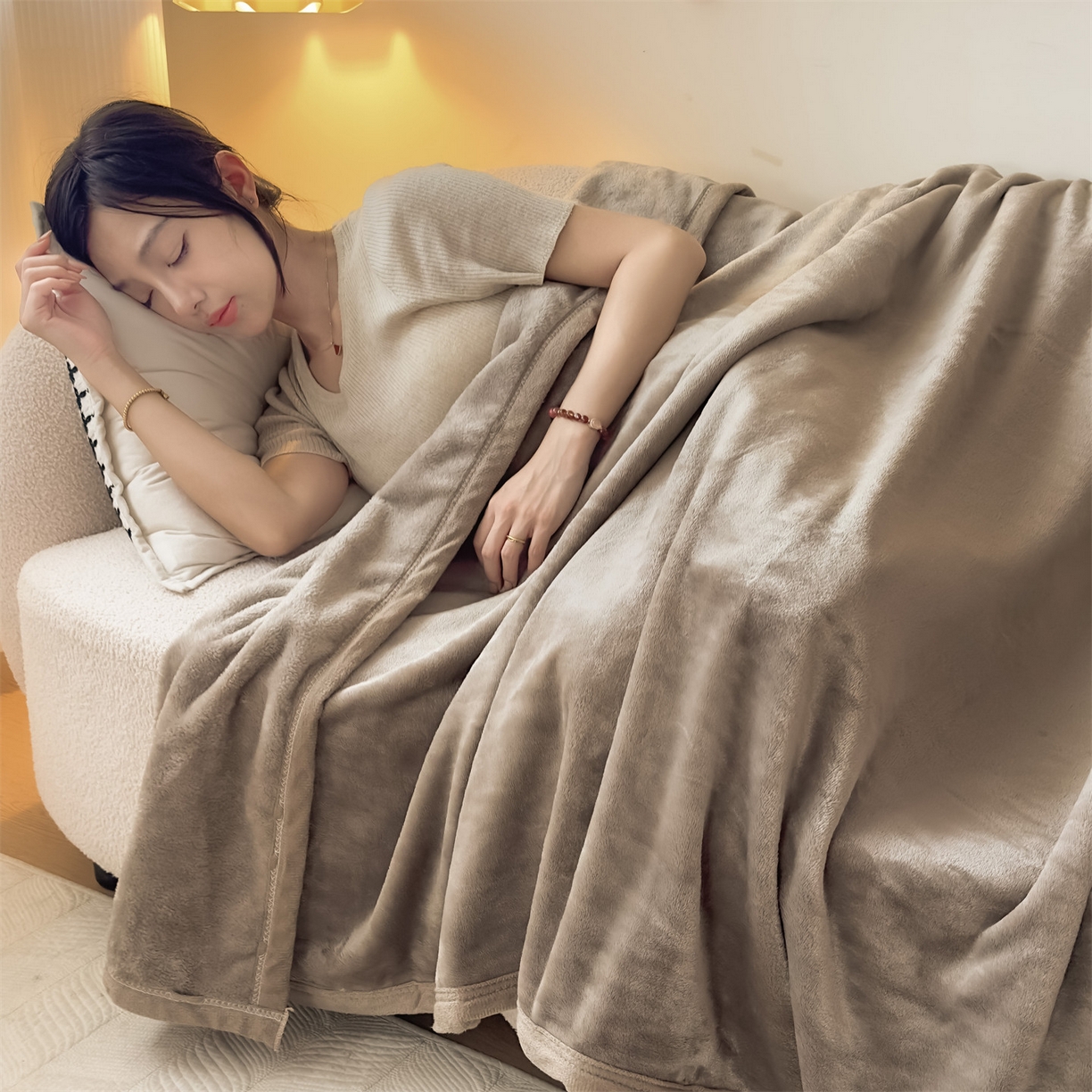 91家纺网 家纺一手货源 找家纺 予梦家纺 2025新款320g高克重加厚法兰绒毛毯办公室午休毯 卡布奇诺