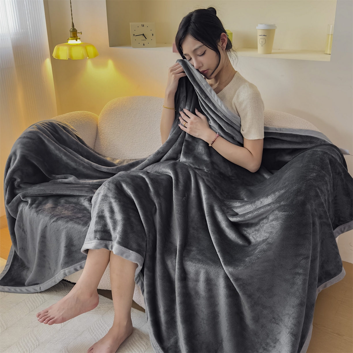 91家纺网 家纺一手货源 找家纺 予梦家纺 2025新款320g高克重加厚法兰绒毛毯办公室午休毯 星夜灰