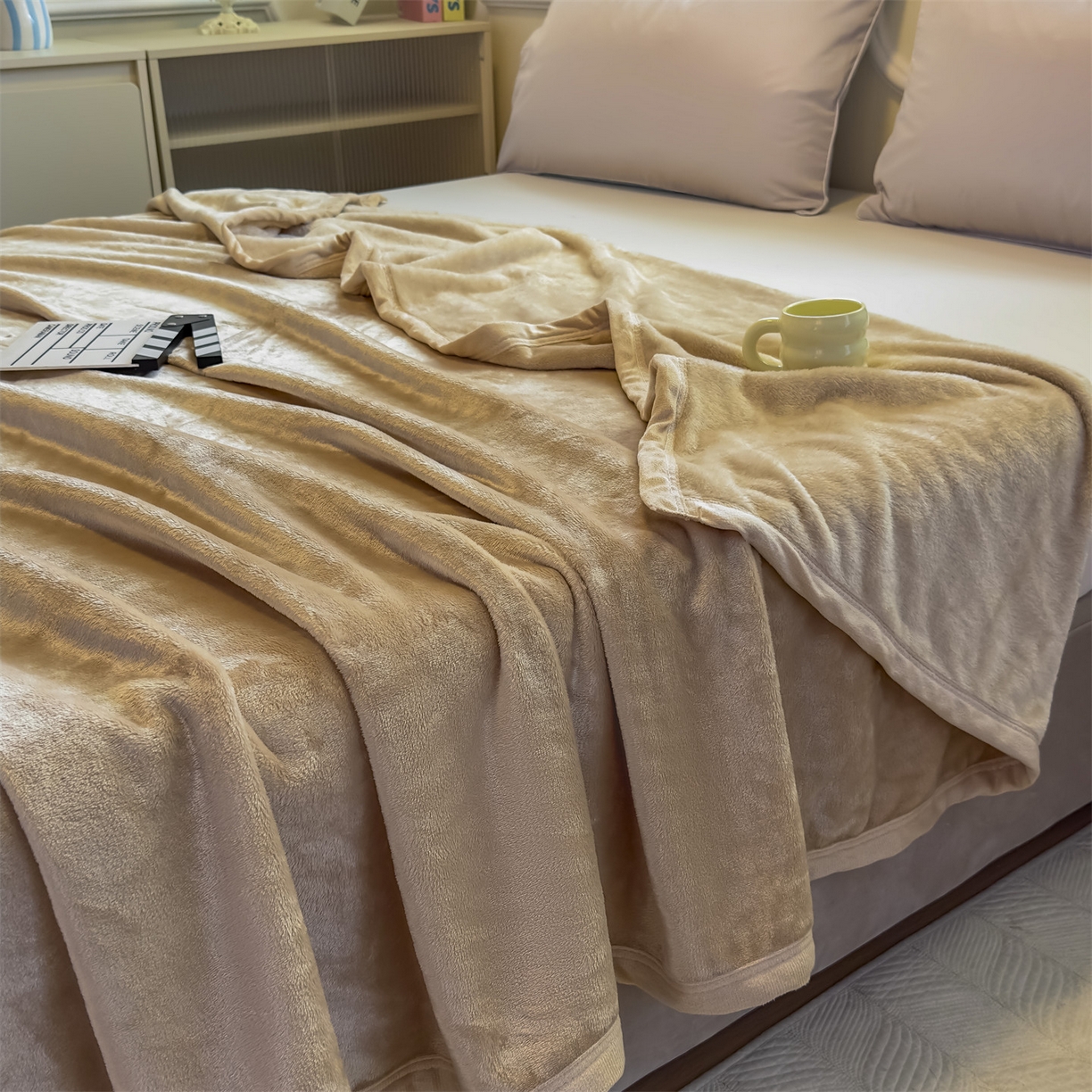 91家纺网 家纺一手货源 找家纺 予梦家纺 2025新款320g高克重加厚法兰绒毛毯办公室午休毯 奶茶驼