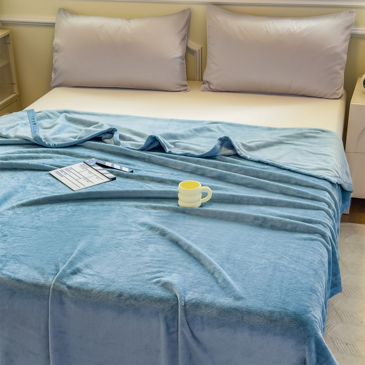 91家纺网 家纺一手货源 找家纺 予梦家纺 2025新款320g高克重加厚法兰绒毛毯办公室午休毯 云山蓝