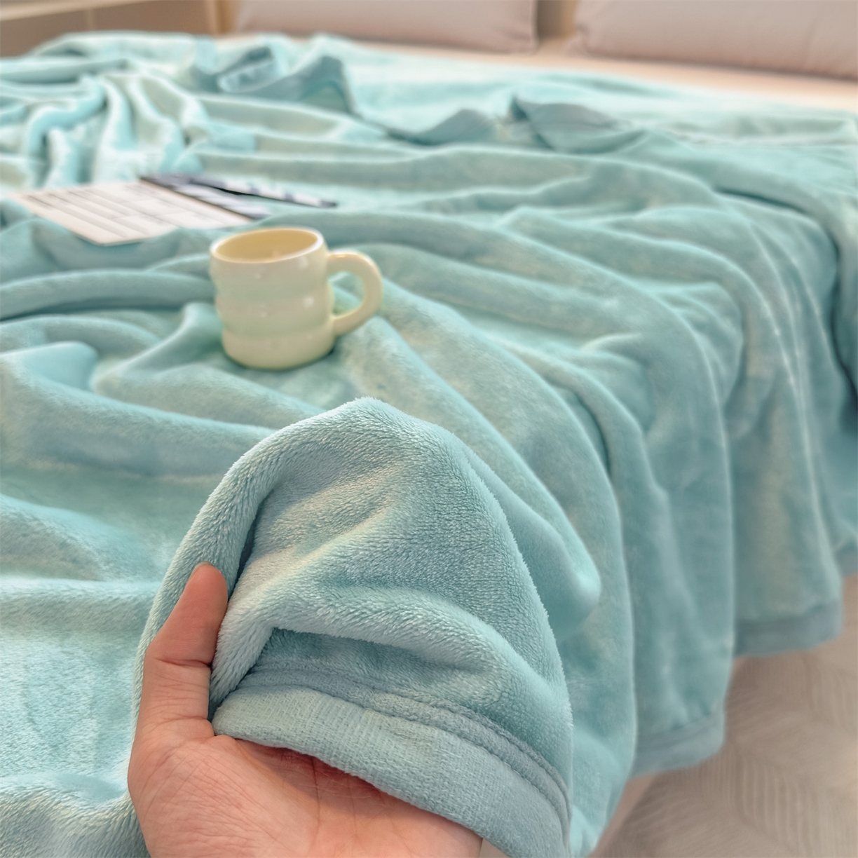 91家纺网 家纺一手货源 找家纺 予梦家纺 2025新款320g高克重加厚法兰绒毛毯办公室午休毯 清水蓝