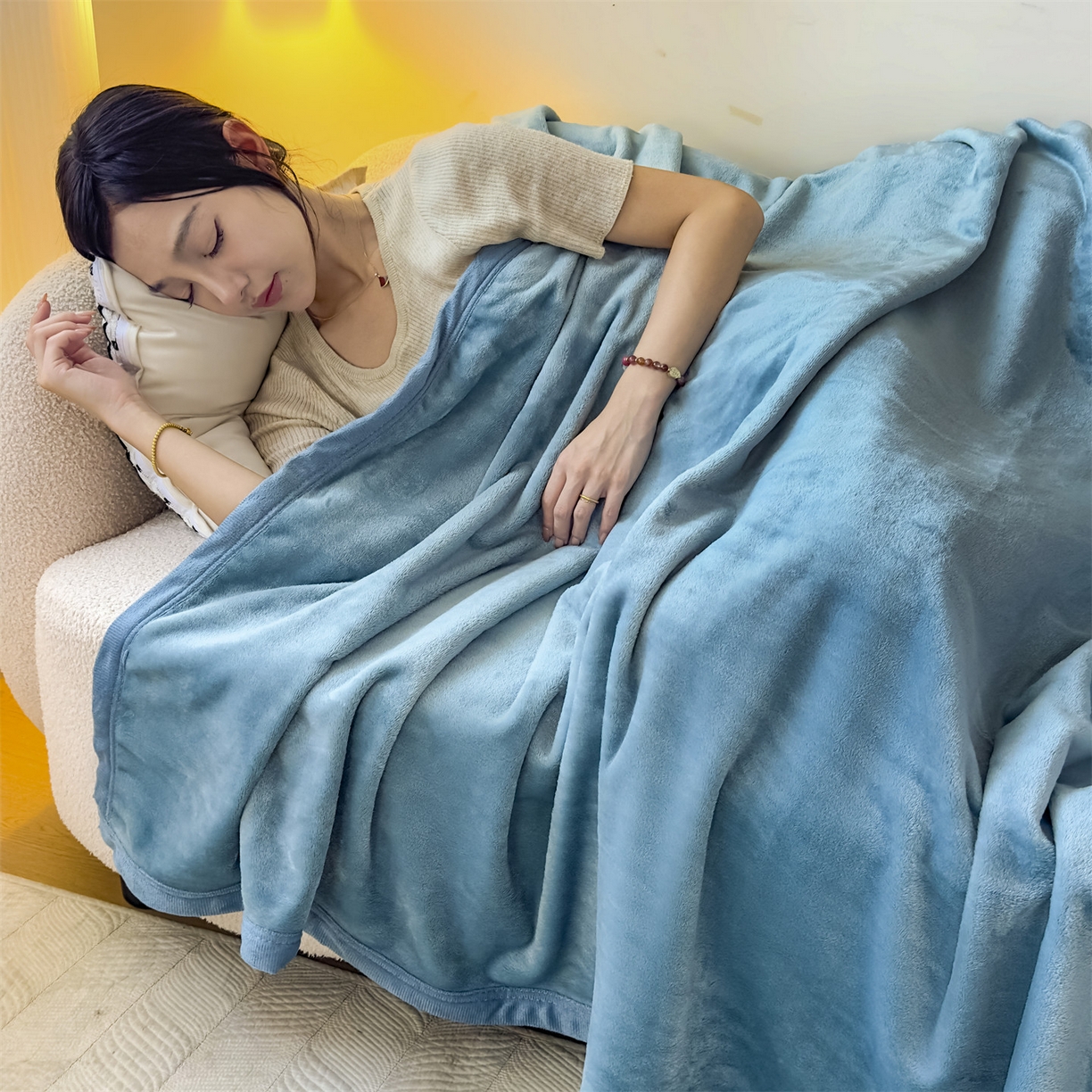 91家纺网 家纺一手货源 找家纺 予梦家纺 2025新款320g高克重加厚法兰绒毛毯办公室午休毯 云山蓝