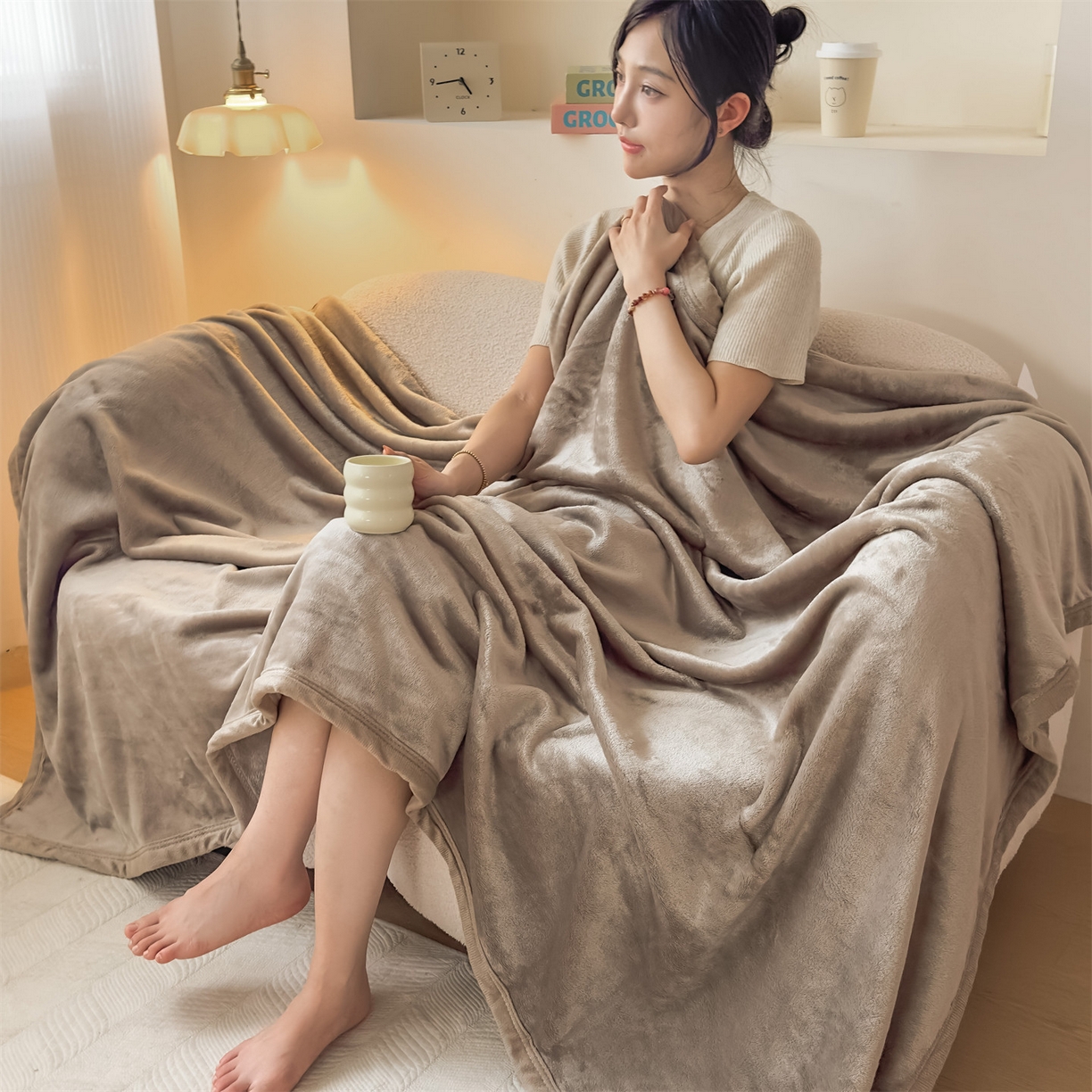 91家纺网 家纺一手货源 找家纺 予梦家纺 2025新款320g高克重加厚法兰绒毛毯办公室午休毯 卡布奇诺