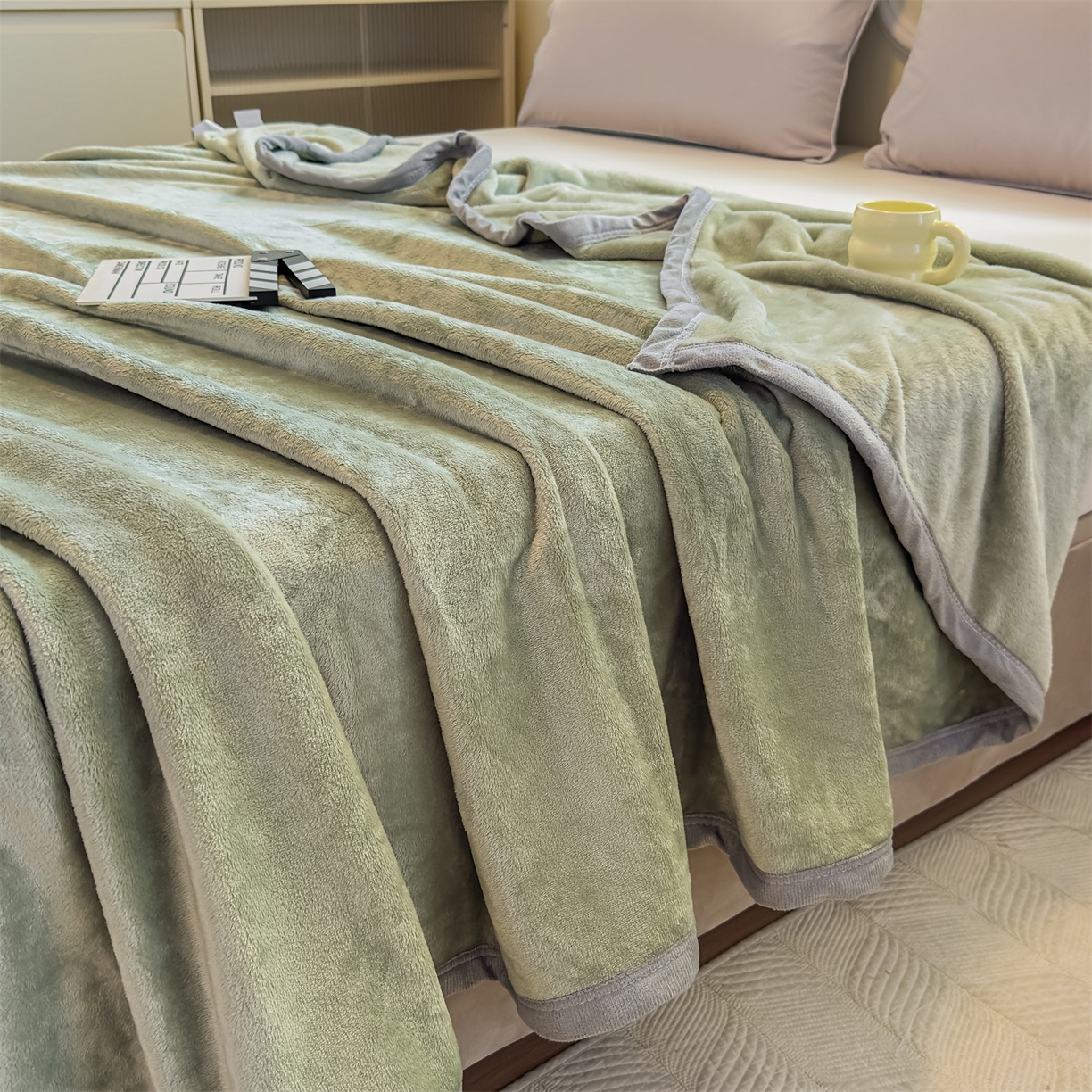 91家纺网 家纺一手货源 找家纺 予梦家纺 2025新款320g高克重加厚法兰绒毛毯办公室午休毯 松柏绿