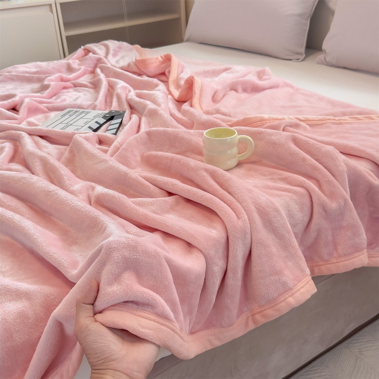 91家纺网 家纺一手货源 找家纺 予梦家纺 2025新款320g高克重加厚法兰绒毛毯办公室午休毯 少女粉
