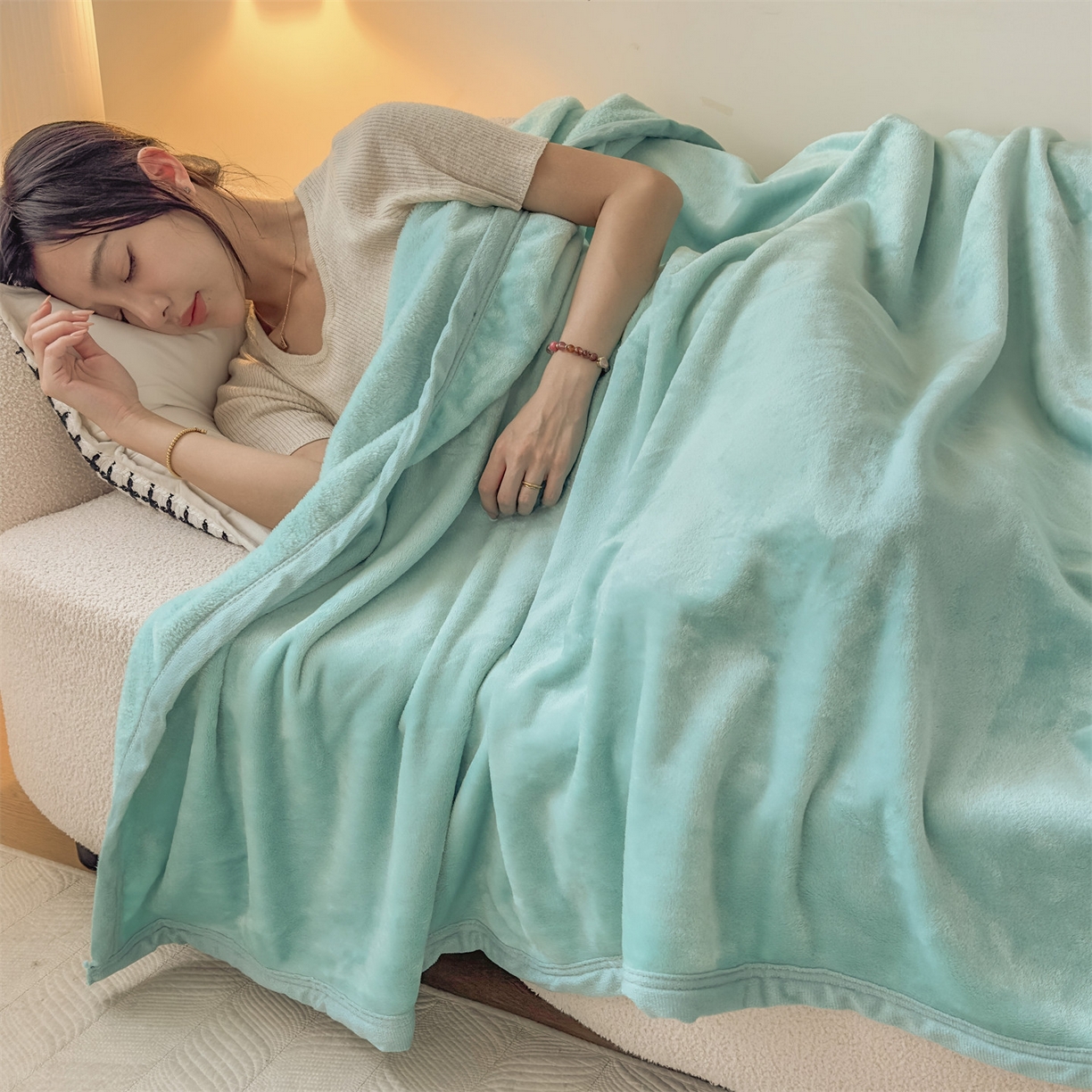 91家纺网 家纺一手货源 找家纺 予梦家纺 2025新款320g高克重加厚法兰绒毛毯办公室午休毯 清水蓝