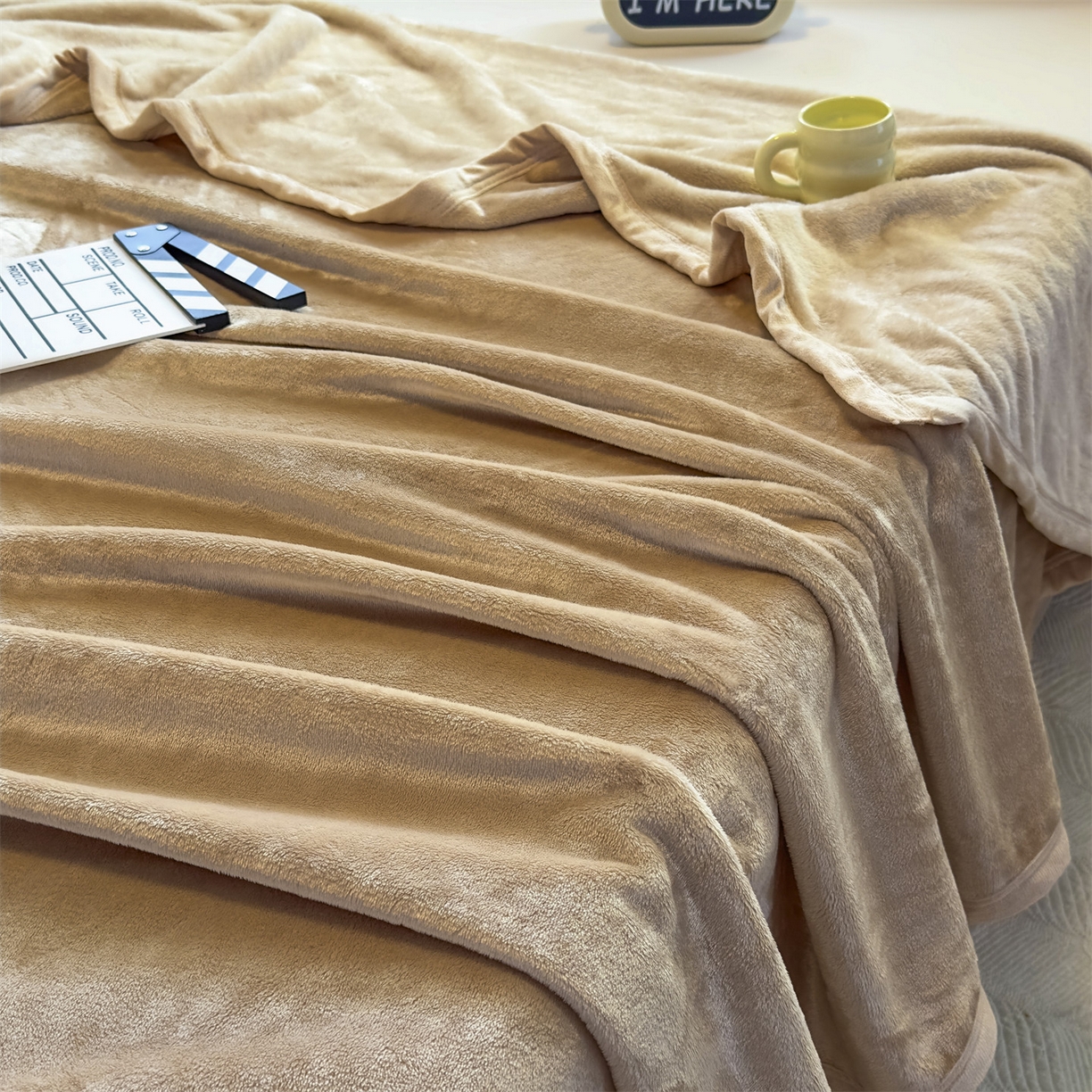 91家纺网 家纺一手货源 找家纺 予梦家纺 2025新款320g高克重加厚法兰绒毛毯办公室午休毯 奶茶驼