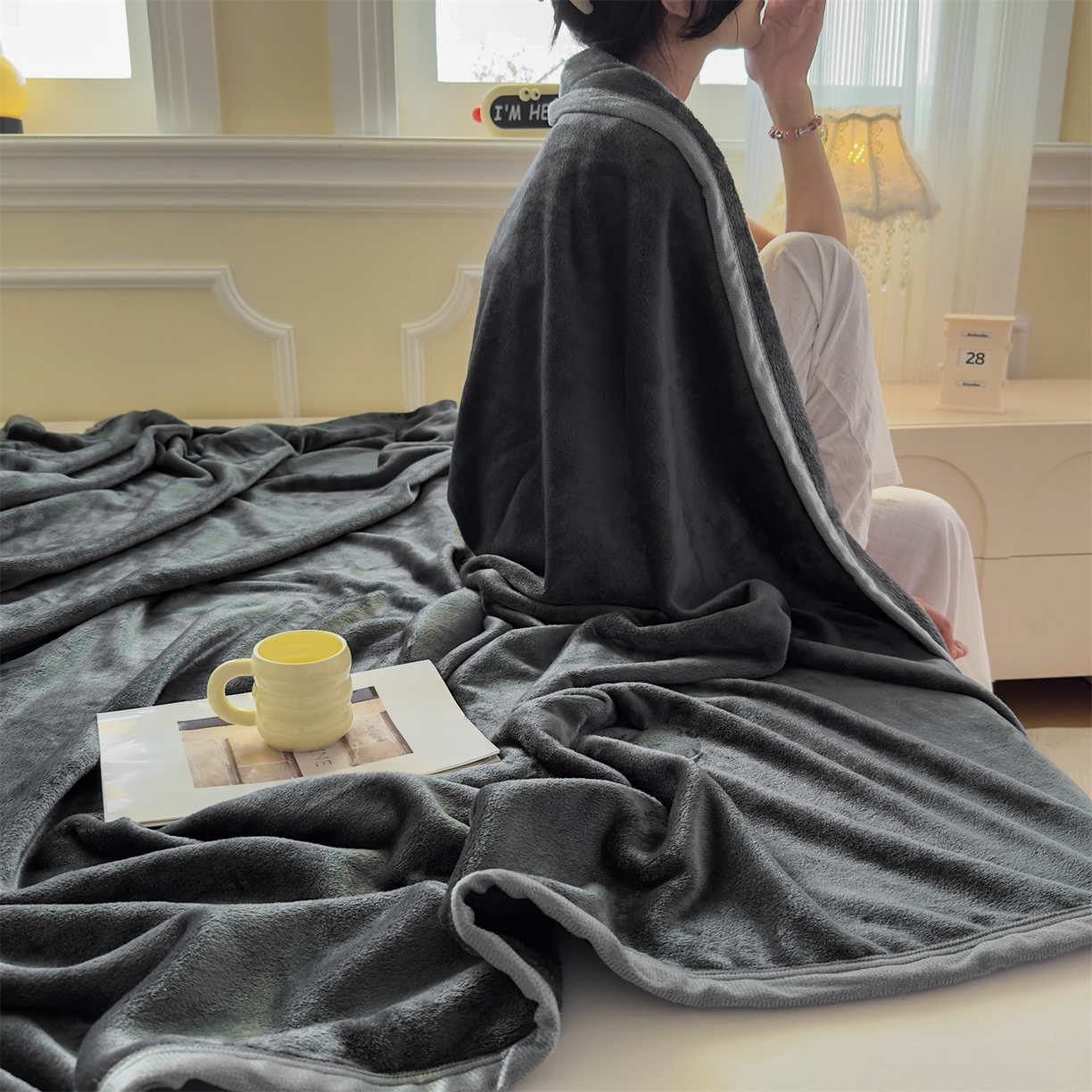 91家纺网 家纺一手货源 找家纺 予梦家纺 2025新款320g高克重加厚法兰绒毛毯办公室午休毯 星夜灰
