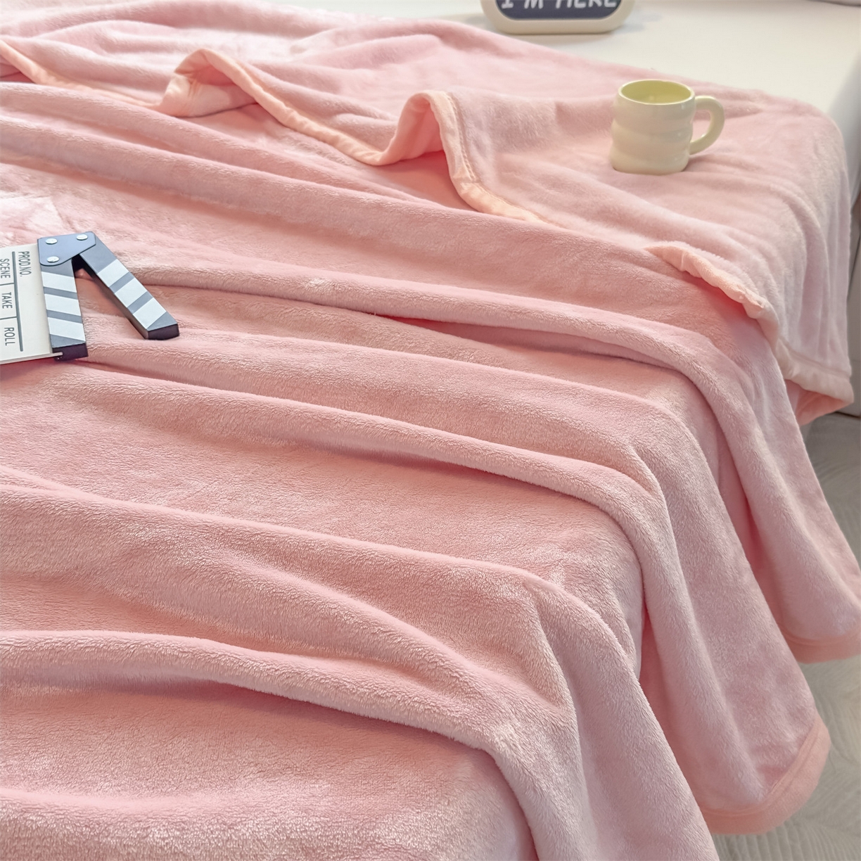 91家纺网 家纺一手货源 找家纺 予梦家纺 2025新款320g高克重加厚法兰绒毛毯办公室午休毯 少女粉