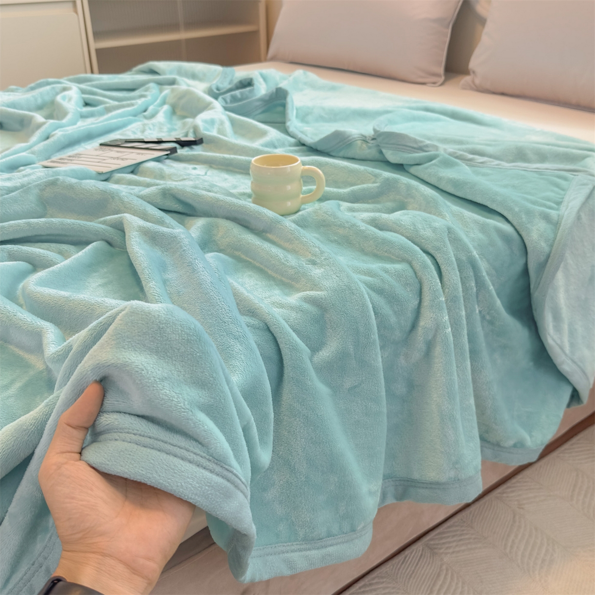 91家纺网 家纺一手货源 找家纺 予梦家纺 2025新款320g高克重加厚法兰绒毛毯办公室午休毯 清水蓝