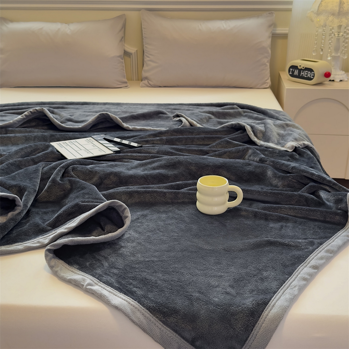 91家纺网 家纺一手货源 找家纺 予梦家纺 2025新款320g高克重加厚法兰绒毛毯办公室午休毯 星夜灰