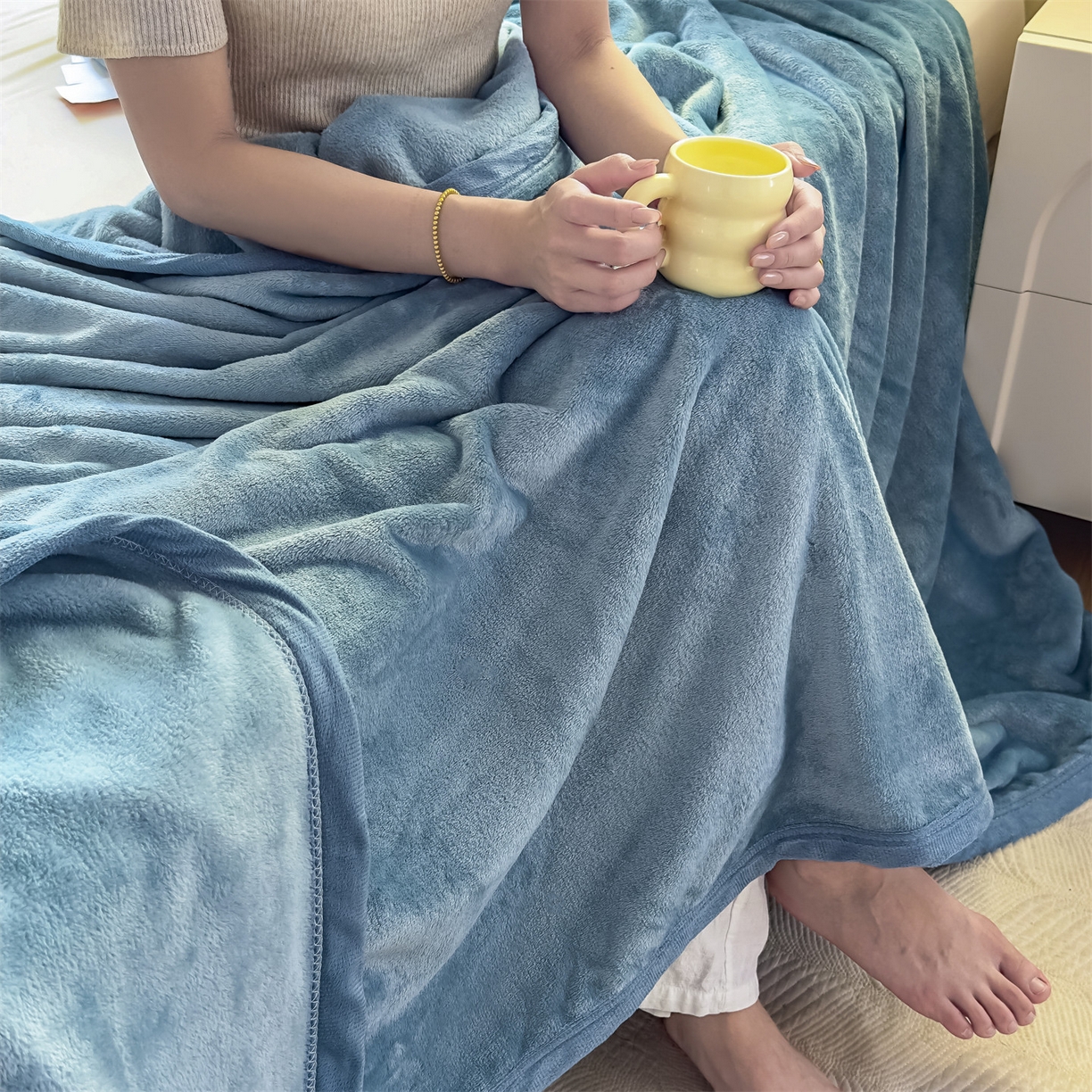 91家纺网 家纺一手货源 找家纺 予梦家纺 2025新款320g高克重加厚法兰绒毛毯办公室午休毯 云山蓝
