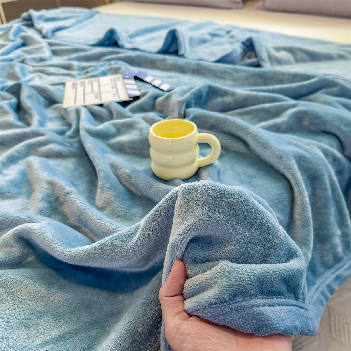 91家纺网 家纺一手货源 找家纺 予梦家纺 2025新款320g高克重加厚法兰绒毛毯办公室午休毯 云山蓝