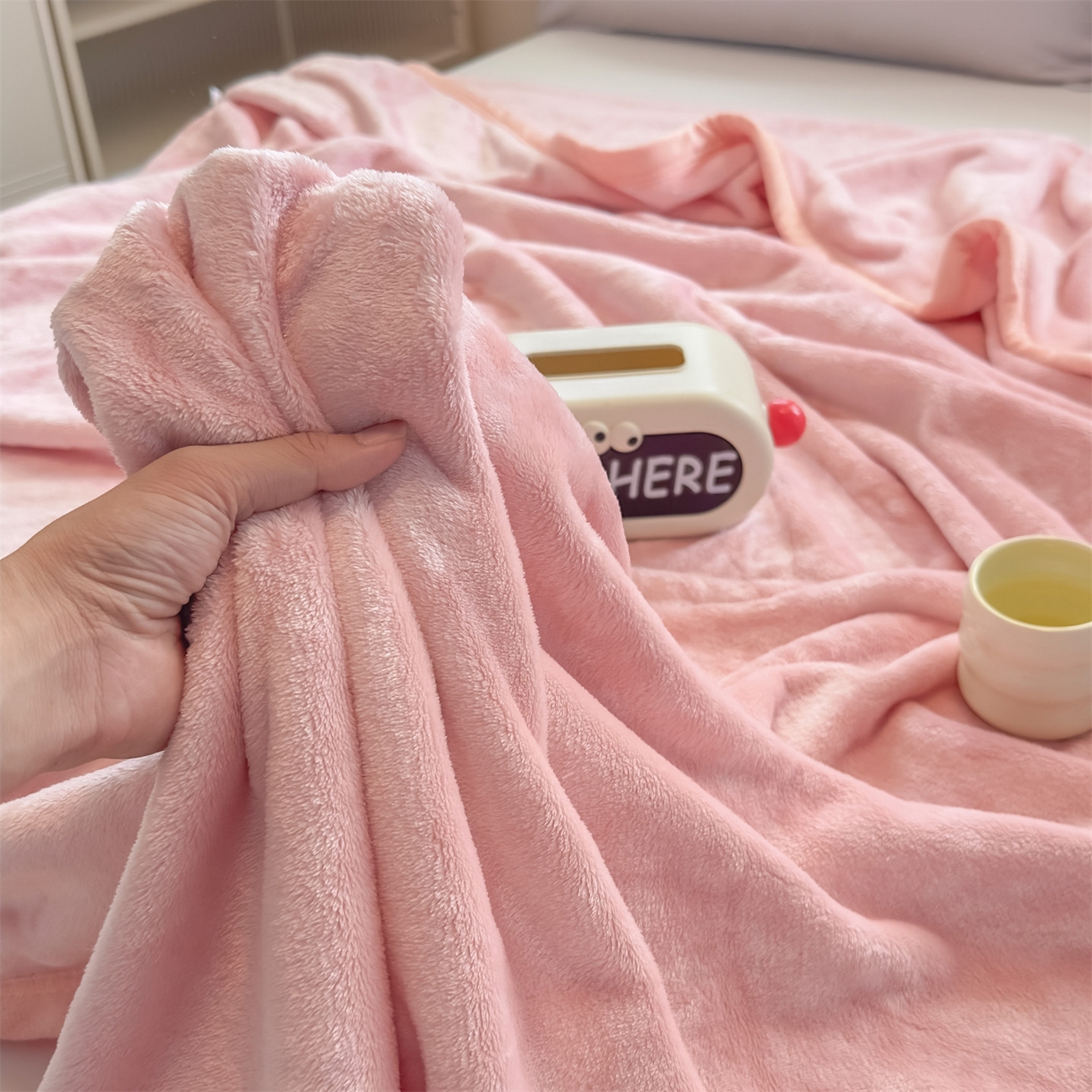 91家纺网 家纺一手货源 找家纺 予梦家纺 2025新款320g高克重加厚法兰绒毛毯办公室午休毯 少女粉