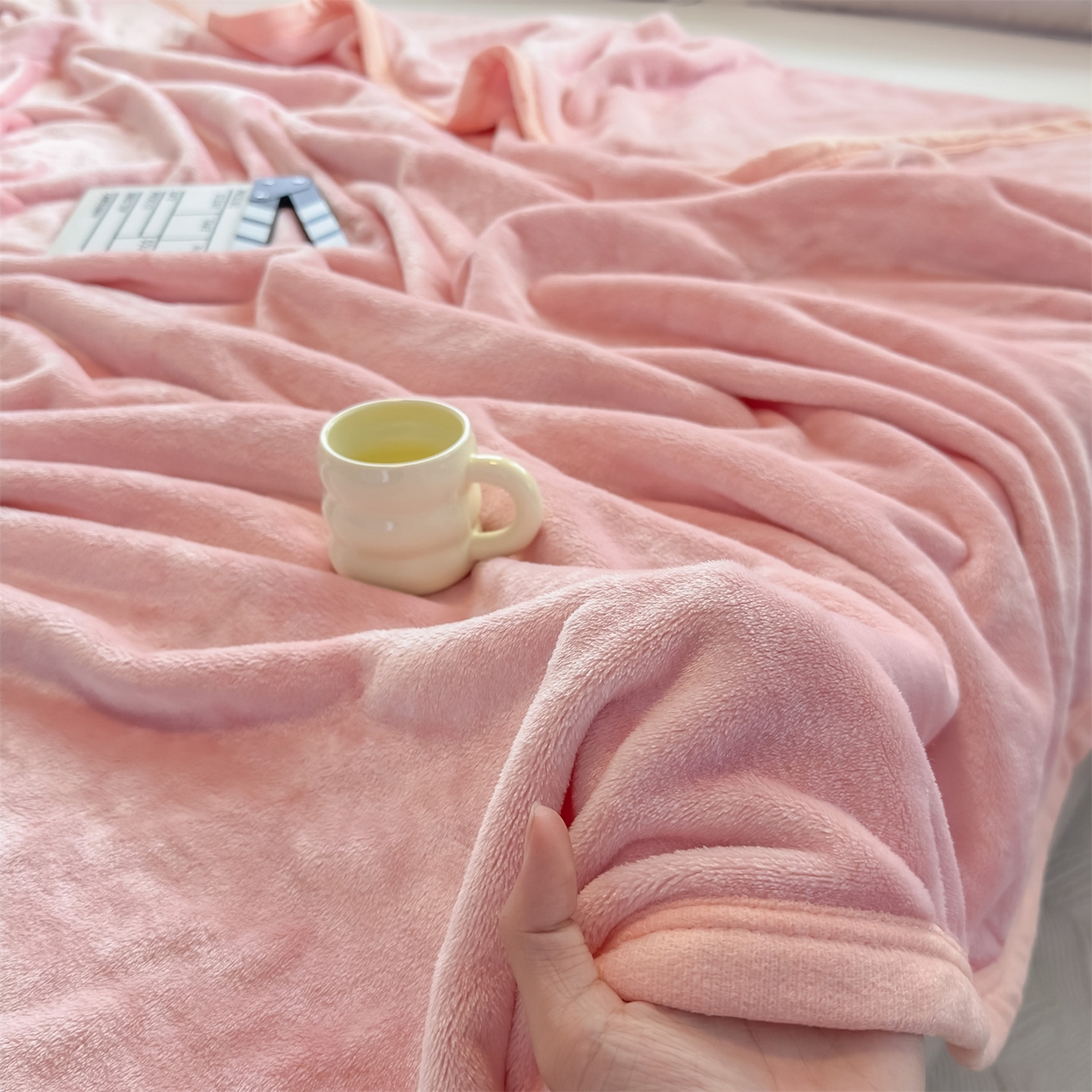 91家纺网 家纺一手货源 找家纺 予梦家纺 2025新款320g高克重加厚法兰绒毛毯办公室午休毯 少女粉