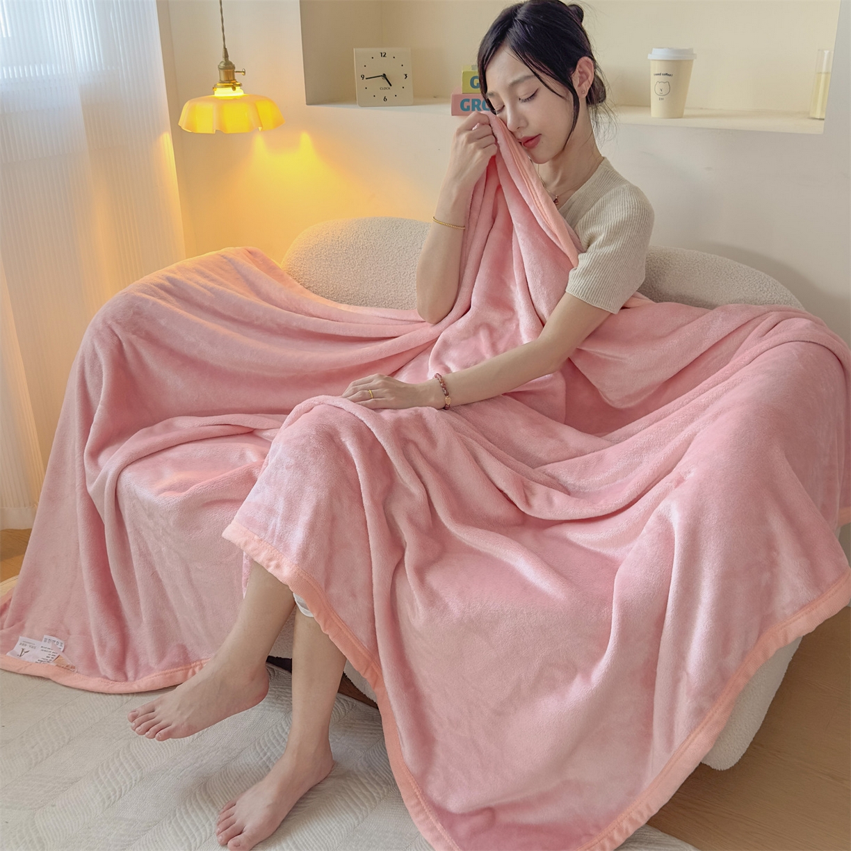 91家纺网 家纺一手货源 找家纺 予梦家纺 2025新款320g高克重加厚法兰绒毛毯办公室午休毯 少女粉